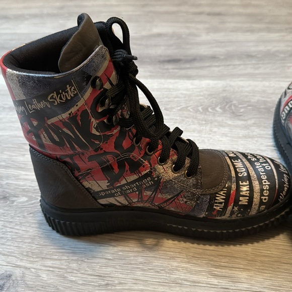 Worn once indoors, purchased in Italy but too small for me. Waterproof, vinyl. - Picture 5 of 6